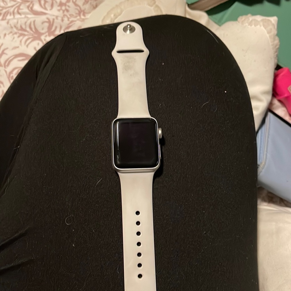 Apple Watch series 3 works great has no problems, comes with charger